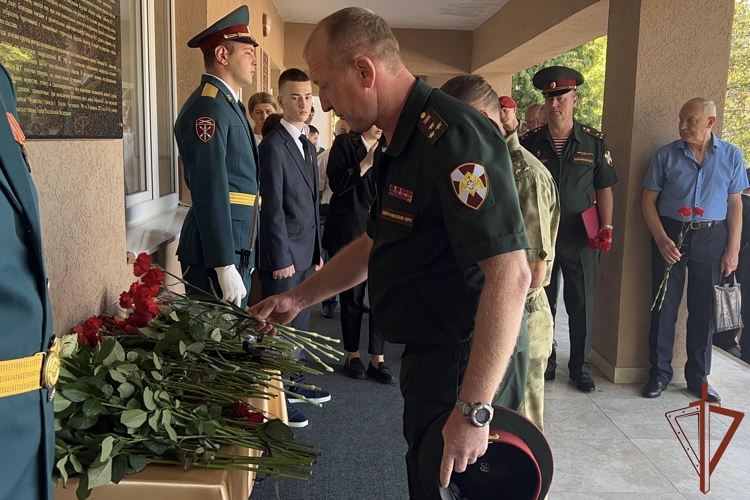 Мемориальная доска в память о Герое России Марате Тибилове установлена в одной из школ Владикавказа