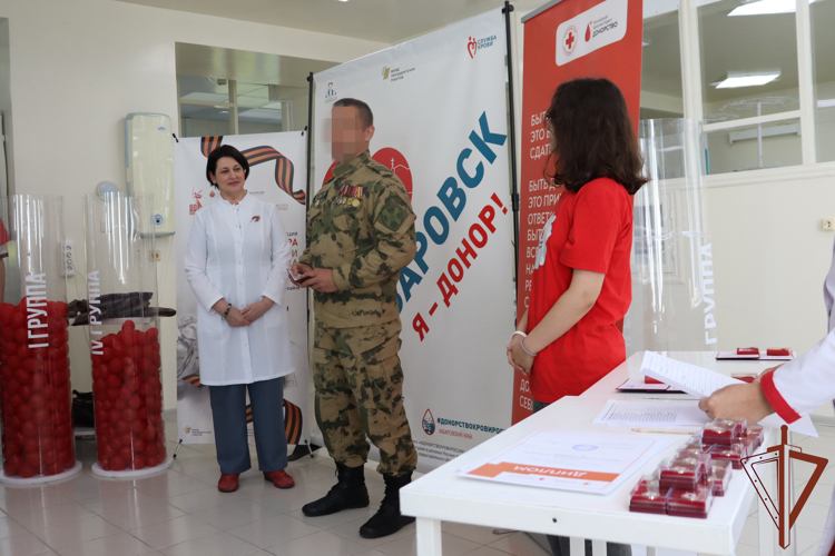 В Хабаровске сотрудник СОБР удостоен звания «Почетный донор России»
