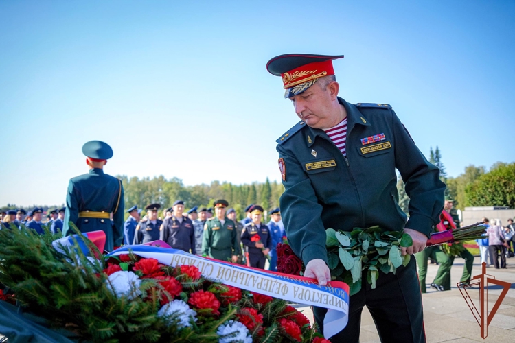 Делегация Росгвардии почтила память жертв блокады Ленинграда