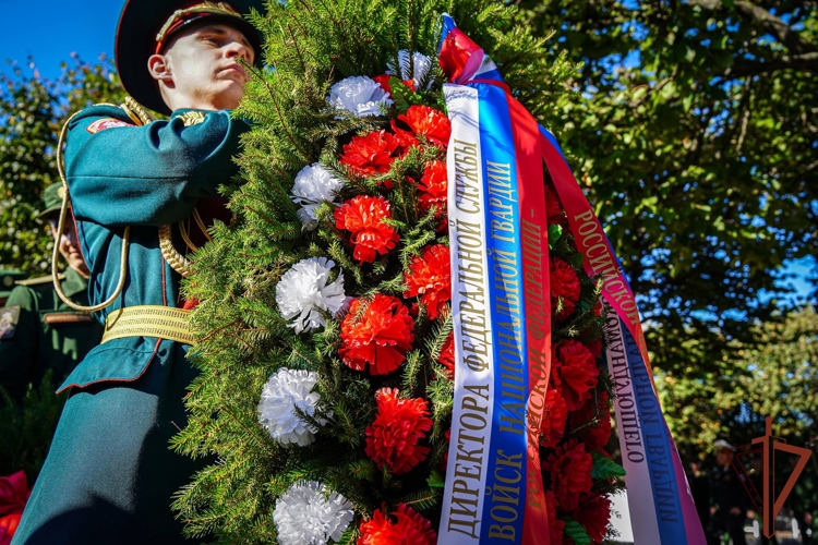 Делегация Росгвардии почтила память жертв блокады Ленинграда