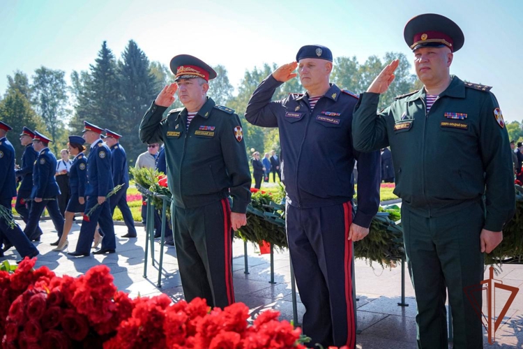 Делегация Росгвардии почтила память жертв блокады Ленинграда
