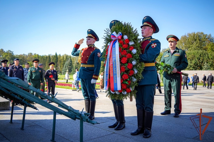 Делегация Росгвардии почтила память жертв блокады Ленинграда