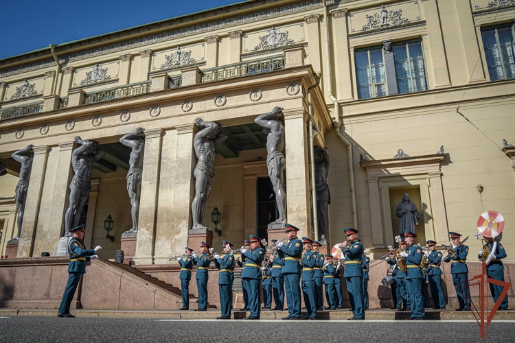 Памятную акцию Государственного Эрмитажа поддержал военный оркестр Северо-Западного округа Росгвардии 