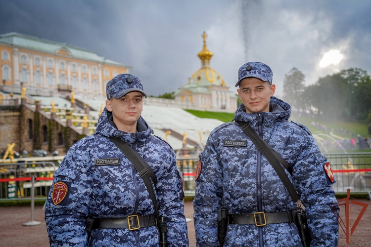 Безопасность фестиваля фонтанов в Петергофе обеспечили росгвардейцы