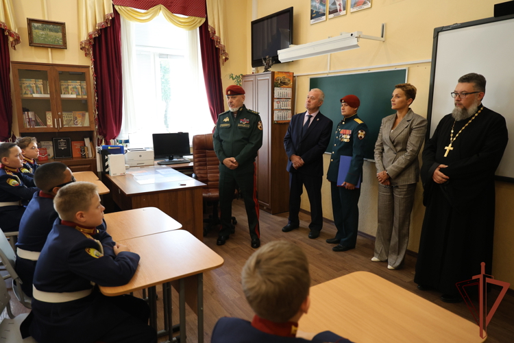 Заместитель директора Росгвардии генерал-полковник Алексей Воробьев поздравил кадет МПКУ им. Шолохова с Днем знаний (видео)