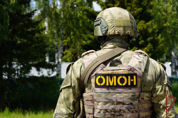 В Подмосковье при силовой поддержке спецназа Росгвардии задержаны подозреваемые в пособничестве телефонным мошенникам (видео)