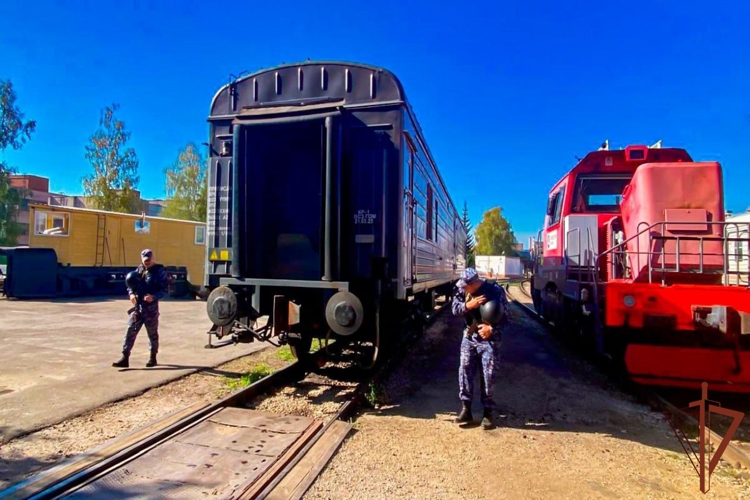 В Подмосковье росгвардейцы провели учения по организации охраны специального груза