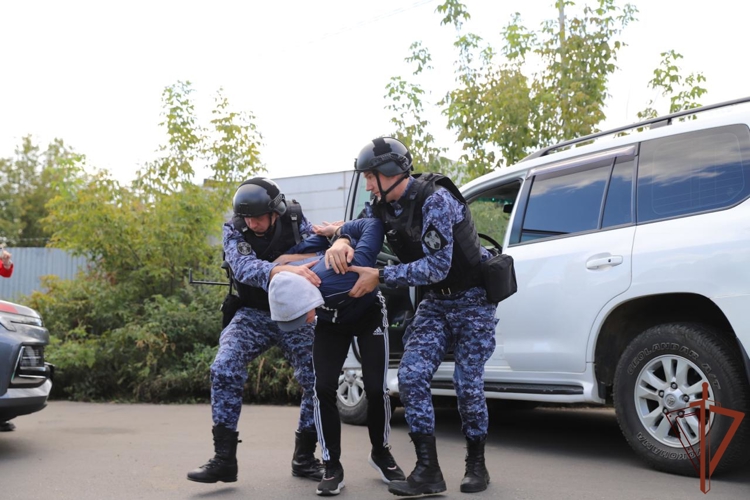 В Москве росвардейцы провели учение по реагированию на сигнал «Тревога» с охраняемого автотранспорта (видео)