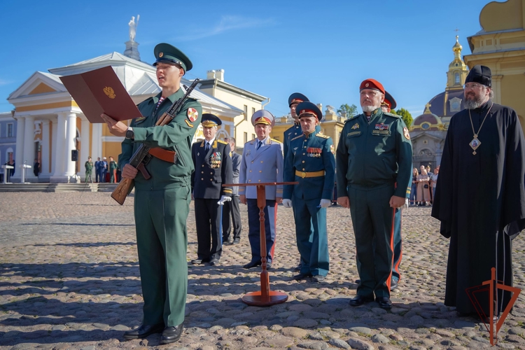 Генерал-полковник Алексей Воробьёв поздравил первокурсников Военной академии Росгвардии с принятием Военной присяги (видео)