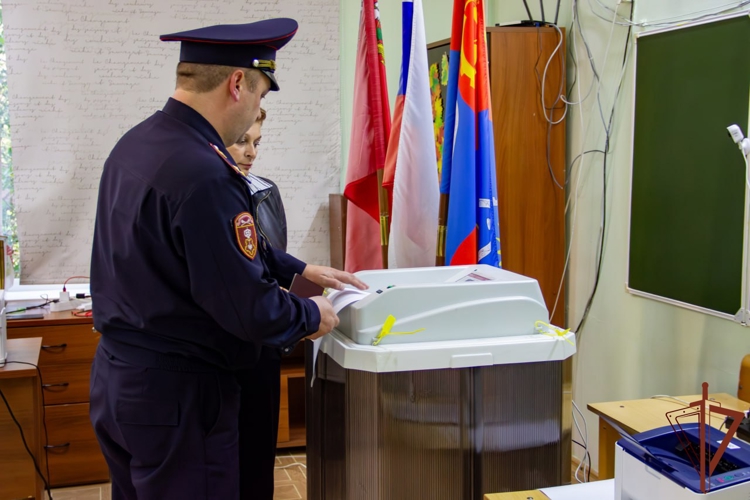 Росгвардейцы принимают участие в Едином дне голосования в регионах Центральной России