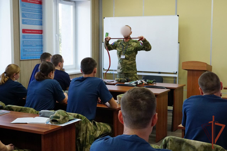 В ЛНР росгвардейцы провели занятие по оказанию первой помощи