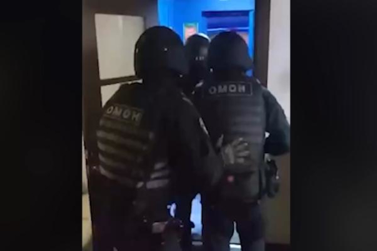 В Челябинске при силовой поддержке спецназа Росгвардии задержаны подозреваемые в разбойном нападении (видео)