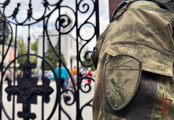 Военнослужащие и сотрудники Росгвардии обеспечили безопасность пребывания православных святынь в Запорожской области