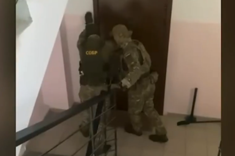 При силовой поддержке СОБР Росгвардии в Томске задержан подозреваемый в организации заказного убийства 25-летней давности (видео)