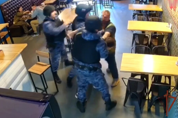 Росгвардейцы задержали двух дебоширов в одном из столичных баров (видео)