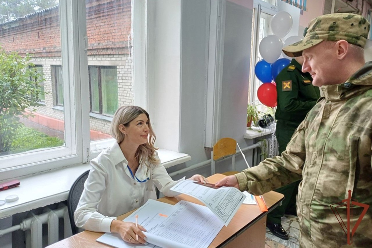 Военнослужащие и сотрудники Росгвардии обеспечивают безопасность на выборах в Сибири