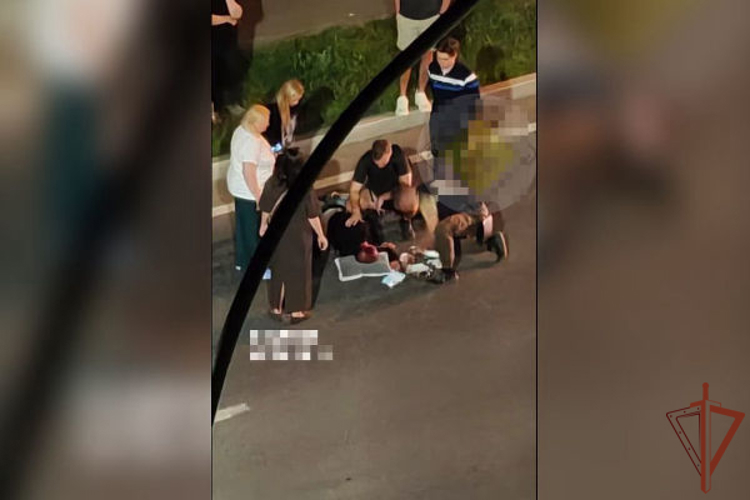 В Самаре сотрудник Росгвардии оказал первую помощь мужчине, которого сбил автомобиль