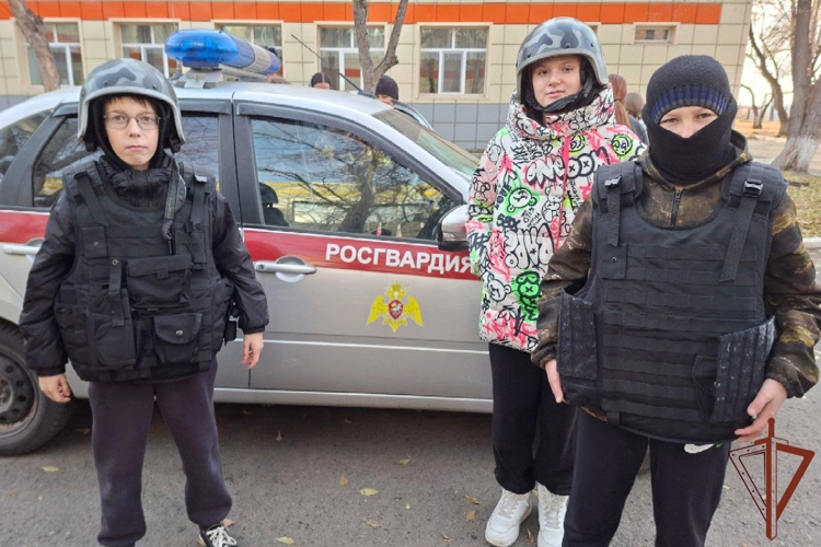 Росгвардия открыла двери для уральских школьников