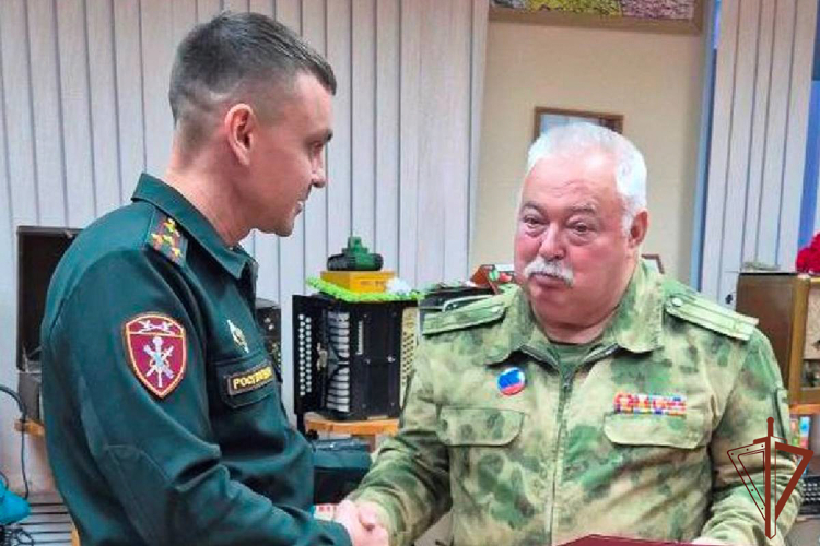 Росгвардейцы на Урале поздравили ветеранов и родителей погибших сотрудников с Днём пожилого человека