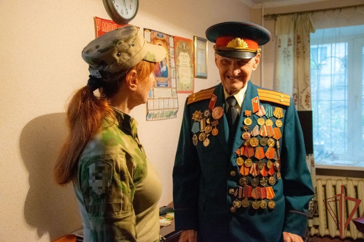 В Луганске росгвардейцы навестили 99-летнего ветерана Великой Отечественной войны