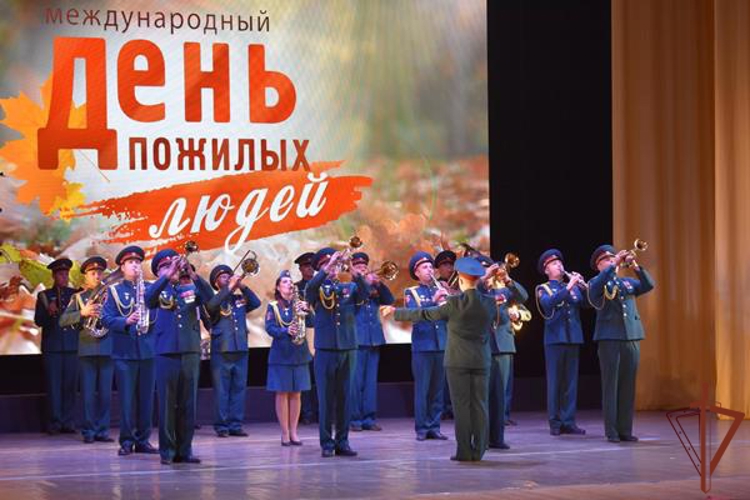 Военнослужащие и сотрудники Сибирского округа Росгвардии поздравили ветеранов ведомства с Международным днем пожилого человека