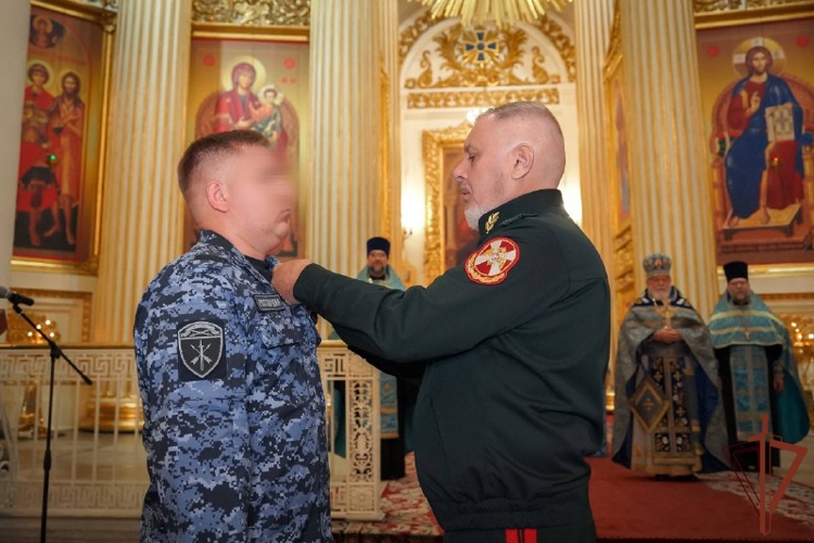 Заместитель директора Росгвардии генерал-полковник Алексей Воробьев вручил государственные награды военнослужащим Северо-Западного округа Росгвардии, отличившимся в ходе СВО (видео)