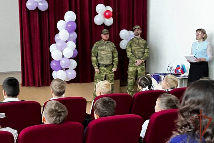В ЛНР росгвардейцы поздравили школьников с посвящением в «Орлята России»
