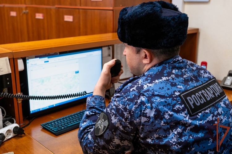 В Подмосковье росгвардейцы отработали тактику действий при проникновении злоумышленников в частные дома и квартиры (видео)