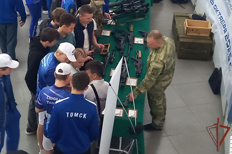 Росгвардия провела лекцию и показ вооружения на форуме «Динамо — традиции побеждать!» в ВДЦ «Смена»