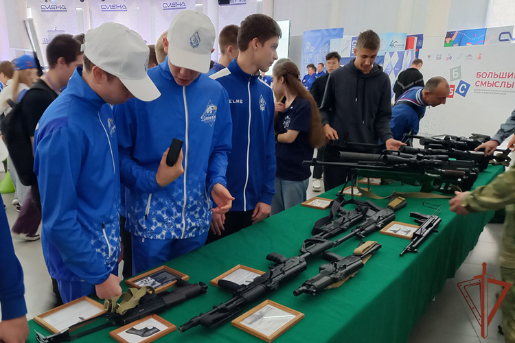 Росгвардия провела лекцию и показ вооружения на форуме «Динамо — традиции побеждать!» в ВДЦ «Смена»
