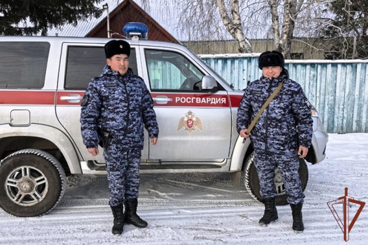 Сотрудники Росгвардии спасли замерзавшего на улице мужчину в Бурятии