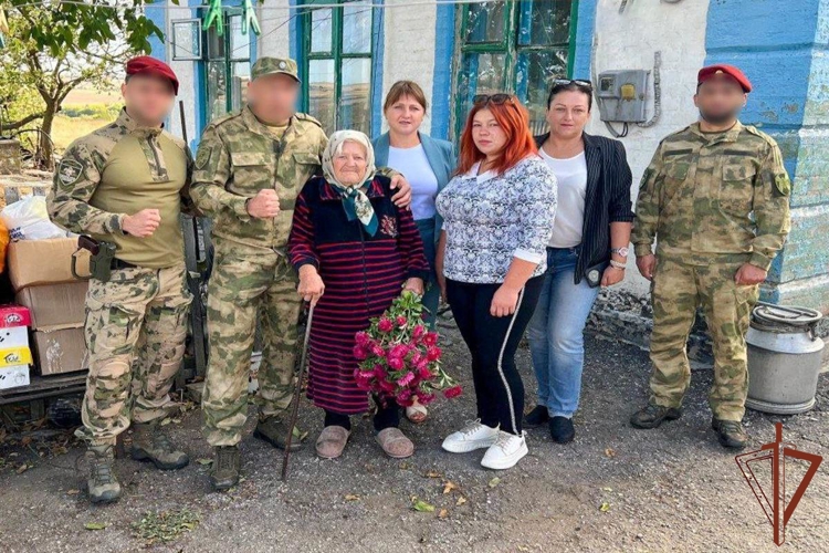 Росгвардейцы почтили память воинов-освободителей и навестили участницу Великой Отечественной войны в Запорожской области 