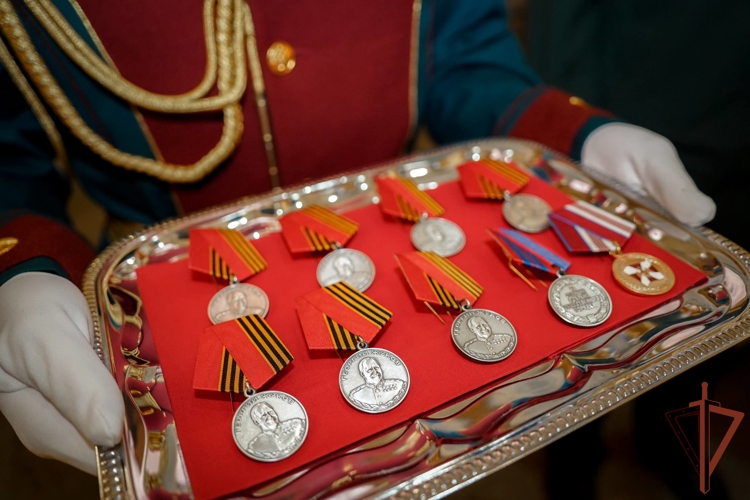 Заместитель директора Росгвардии генерал-полковник Алексей Воробьев вручил государственные награды военнослужащим Северо-Западного округа Росгвардии, отличившимся в ходе СВО (видео)