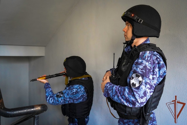 В Подмосковье росгвардейцы отработали тактику действий при проникновении злоумышленников в частные дома и квартиры (видео)