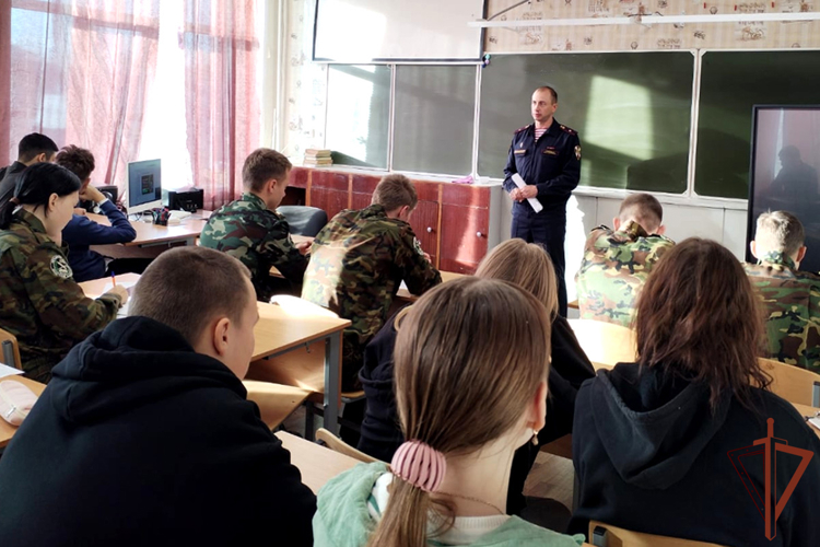 Профориентационные встречи с росгвардейцами проходят в Уральском округе