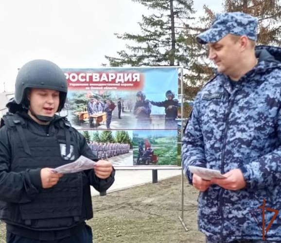 Военнослужащие и сотрудники Росгвардии в Сибири проводят комплекс профориентационных мероприятий для молодежи