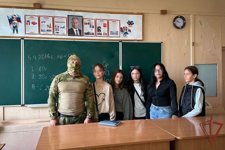 Росгвардейцы проводят уроки мужества для школьников Запорожской и Херсонской областей 