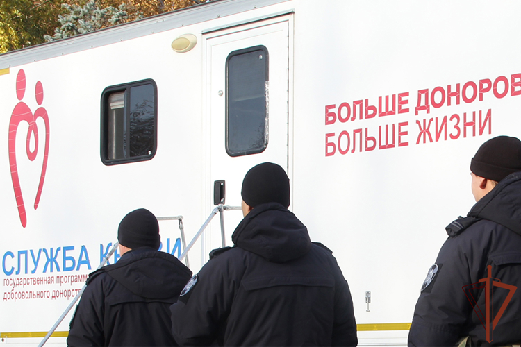 В Тюмени росгвардейцы пополнили банк донорской крови 