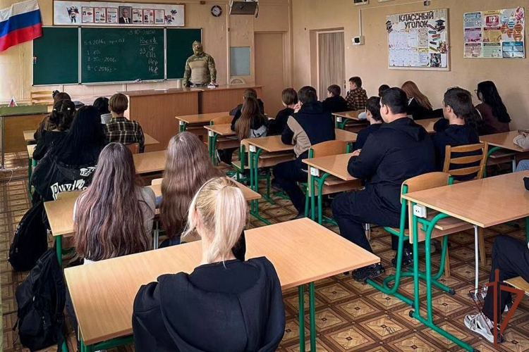 Росгвардейцы проводят уроки мужества для школьников Запорожской и Херсонской областей 