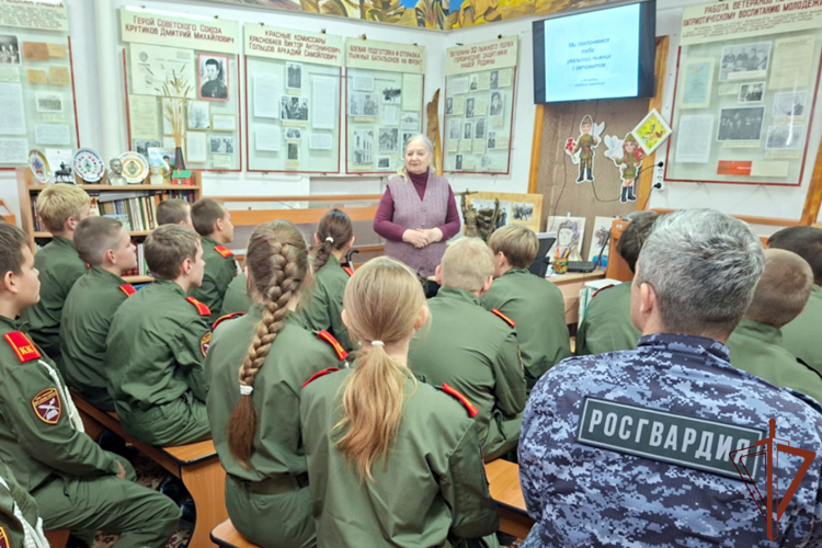 Сотрудники Росгвардии продолжают профилактические встречи с молодежью на Урале