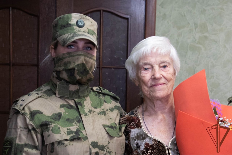 Росгвардейцы навестили 97-летнюю труженицу тыла Марию Максимовну Хохлову в ДНР (видео)