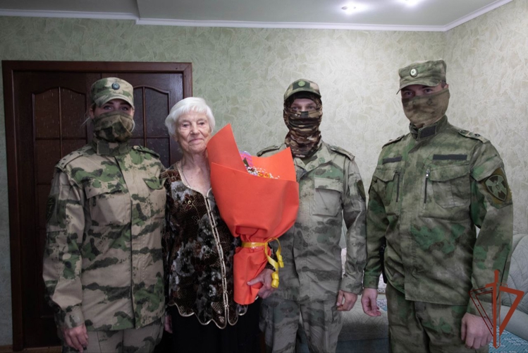 Росгвардейцы навестили 97-летнюю труженицу тыла Марию Максимовну Хохлову в ДНР (видео)