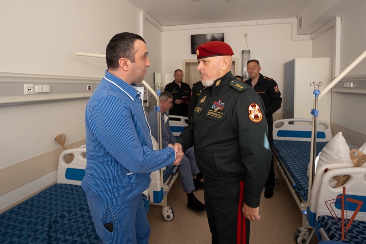 Заместитель директора Росгвардии генерал-полковник Алексей Воробьев вручил государственные награды росгвардейцам в Главном госпитале ведомства (видео)