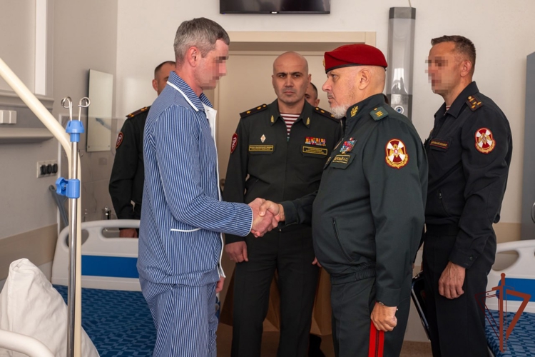 Заместитель директора Росгвардии генерал-полковник Алексей Воробьев вручил государственные награды росгвардейцам в Главном госпитале ведомства (видео)