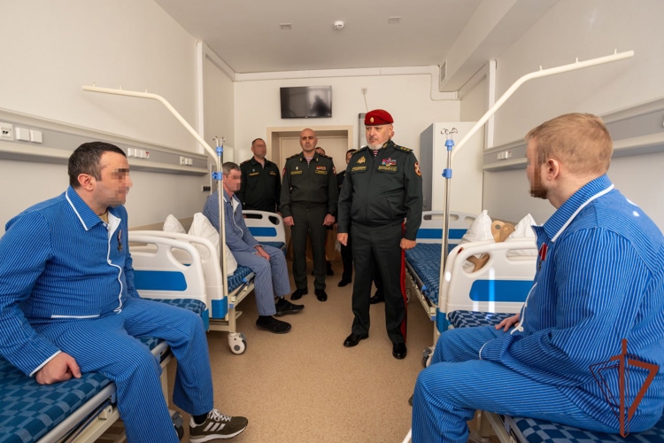 Заместитель директора Росгвардии генерал-полковник Алексей Воробьев вручил государственные награды росгвардейцам в Главном госпитале ведомства (видео)