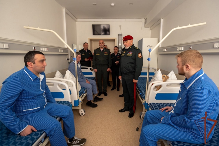 Заместитель директора Росгвардии генерал-полковник Алексей Воробьев вручил государственные награды росгвардейцам в Главном госпитале ведомства (видео)