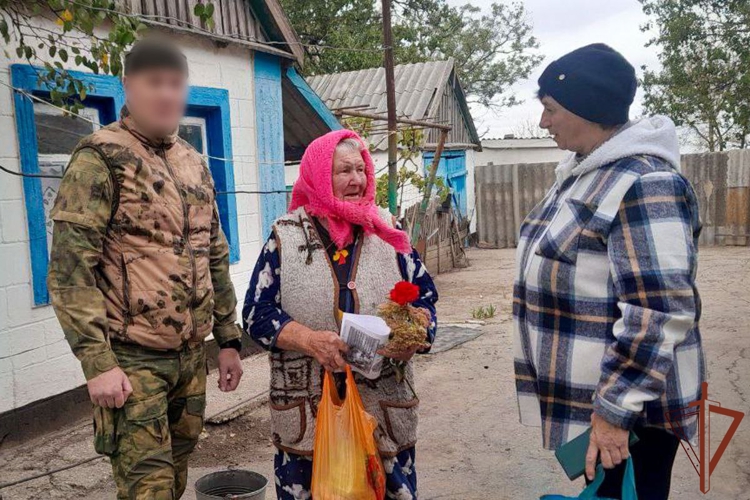 Росгвардейцы почтили память воинов-освободителей и навестили участницу Великой Отечественной войны в Запорожской области 