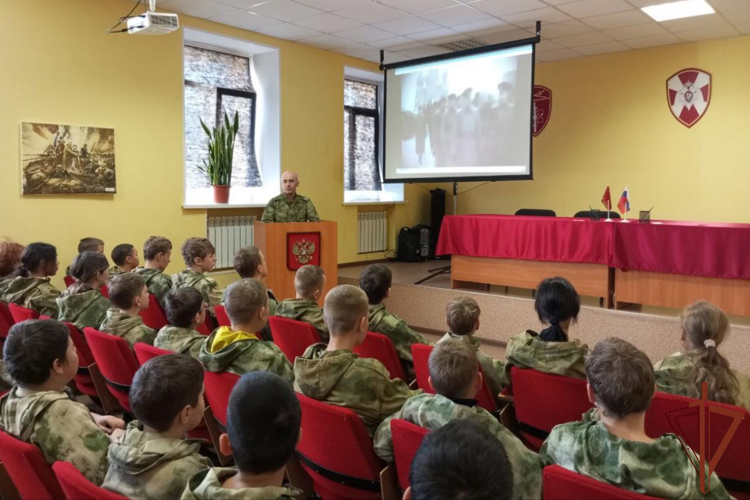 Профориентационные встречи с росгвардейцами проходят в Уральском округе