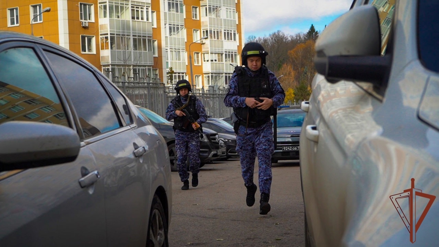В Подмосковье росгвардейцы отработали тактику действий при проникновении злоумышленников в частные дома и квартиры (видео)