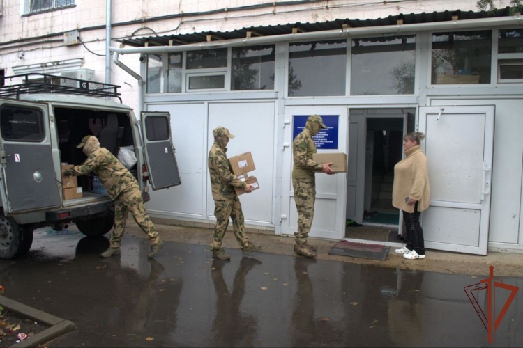 Росгвардейцы оказали гуманитарную помощь социальному учреждению города Луганска (видео)